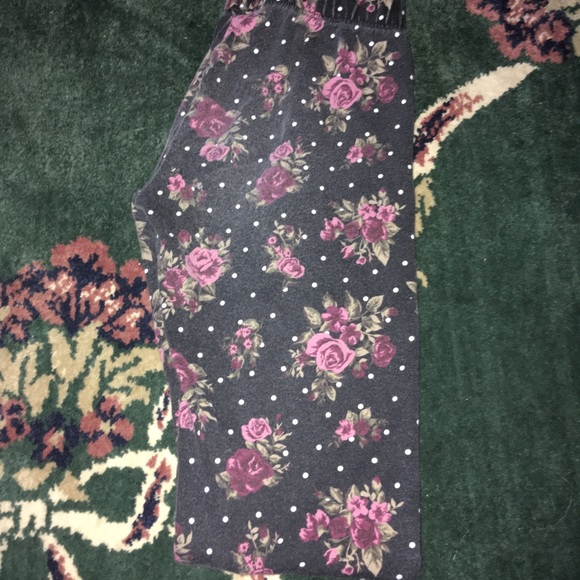 🌹ROSES AND POKADOT LEGGINGS 🌹 - Picture 2 of 4